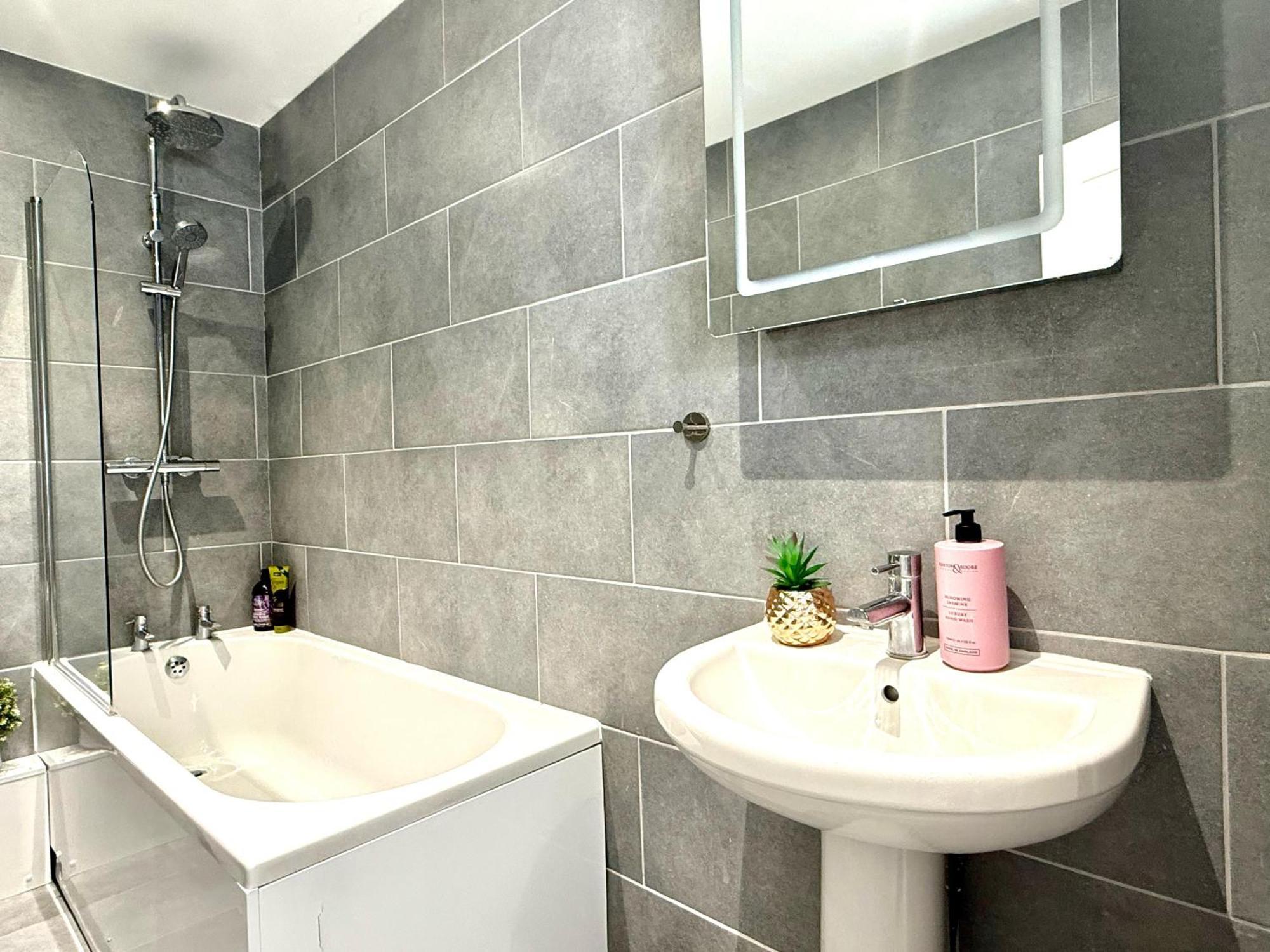 Hazel 1-Bedroom Cousy Flat, Parking, Wifi, Prime Location, Close To Blenheim Palace & Oxford Kidlington Exterior photo